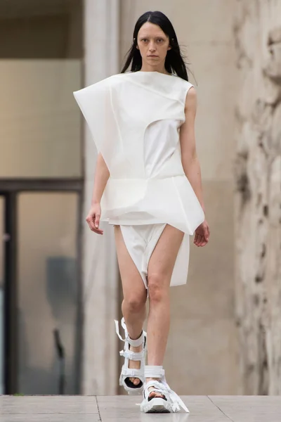Look 3